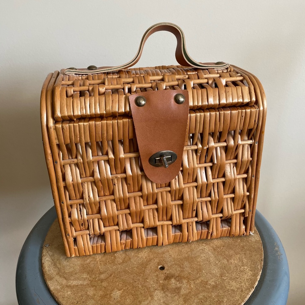 ❤️ Vintage Picnic Basket